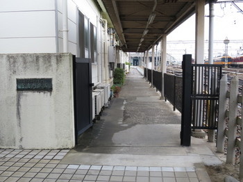 富吉列車区の駅側入口