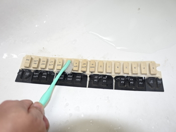 古歯ブラシと石鹸でキーを洗う