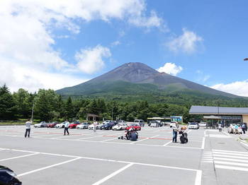 水ヶ塚公園駐車場から見る富士山