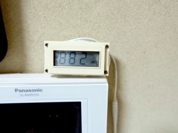 デジタル温度計の表示は「８８２」