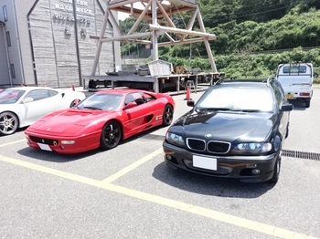 BMW318ツーリングワゴン（右）とF355