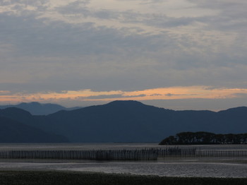雲の多い琵琶湖夕景