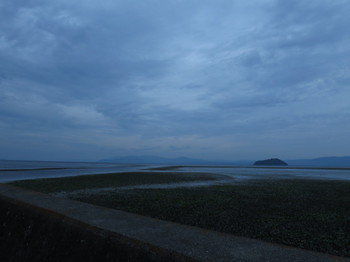 完全に曇った琵琶湖