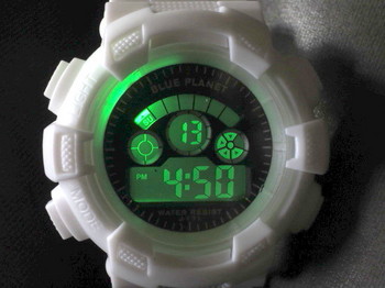 ダイソー白のデジタル腕時計のLED照明はグリーン