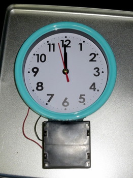 電池ボックスを取り付けた掛け時計