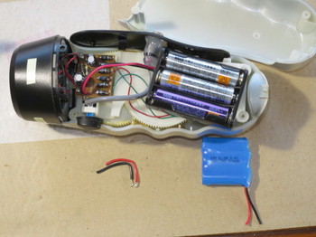 電池パックをNi-MH単四充電池3本に置き換える
