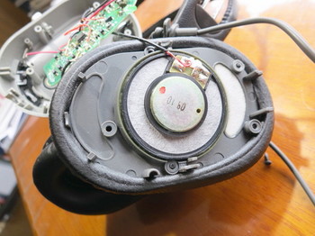 フィリップス ノイズキャンセリングヘッドフォン SBC HN110の内部にあるスピーカ