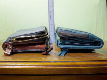 新旧二つ折り財布の厚みを比べる