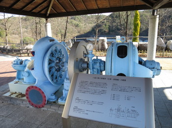 小里川第三発電所の発電機と水車