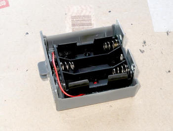 出来上がった電池ボックスをコンロの単一用電池ボックスにセットしたところ