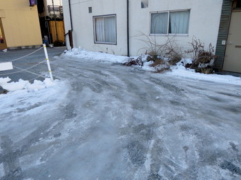 宿の駐車場は日陰で雪が凍っていた
