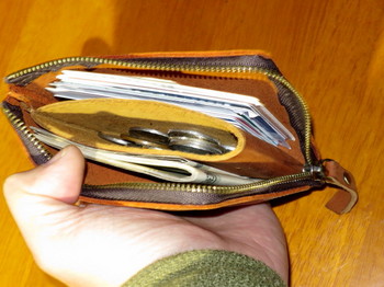 L字型ファスナー財布に全部を入れたところ