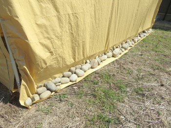 石でテントを固定した
