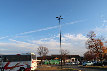 双葉SAで見かけた飛行機雲