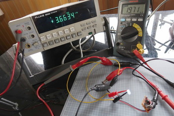 LEDの降下電圧を測定中