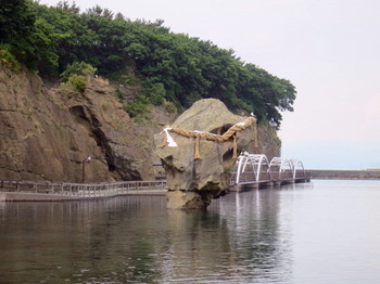 鴎島にある瓶子岩