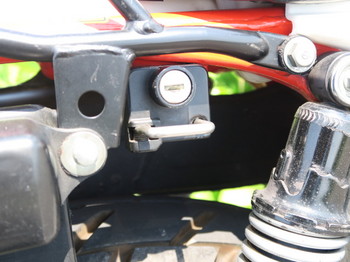 TLR200のヘルメットホルダーは車体右側にある
