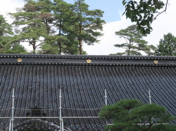 常泉寺の屋根には三つの家紋が