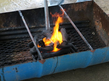 用意された炭の量では、バーベキュー用には少々火力不足