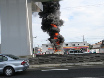 9月27日正午、国道22沿いのコンビニ駐車場で古いトラックが炎上