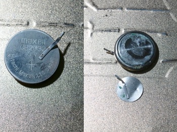 DX7から取り出したメモリー用ボタン電池CR2032