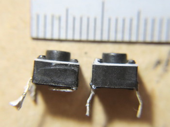 壊れたスイッチ（左）と部品箱から出した代替品（右）