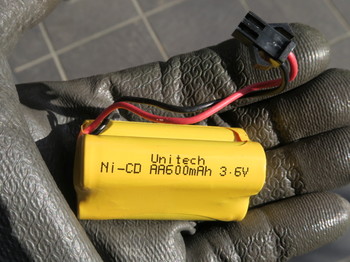 使われているNi-Cd電池は600mAh
