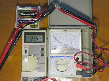 測定レンジを変えて電池電圧を測定