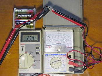 測定レンジを変えて電池電圧を測定