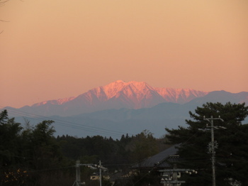 夕日に染まる雪山