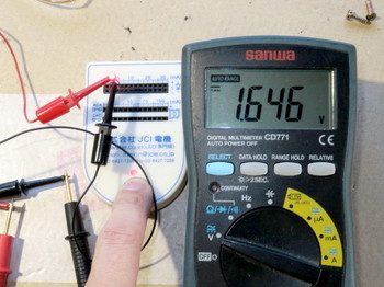 赤色LEDの点灯時の電圧を測定しているところ
