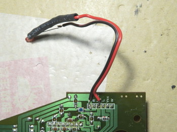 赤色LEDの配線をイコライザ基板の電源端子に直接ハンダ付けしたところ