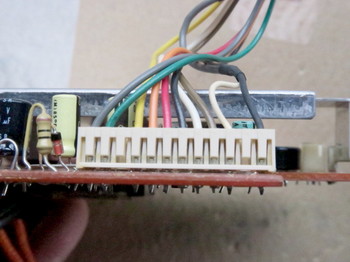 液晶表示基板から出ている配線コネクタ