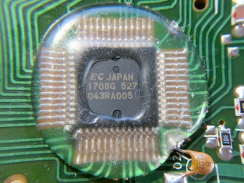 液晶表示基板のプリントパターン面にあるNECコントローラIC 1708G