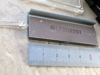 液晶裏側には基板との接続用の導電ゴムがある