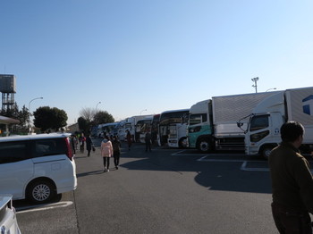 石川PAの駐車場は観光バスが多い