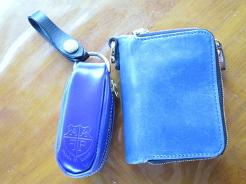 青い革のキーケースと財布