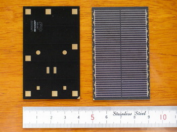 シャープ製の携帯機器用ソーラーモジュールはかなり小さい