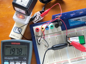 仮組の回路で充電電流を測定しているところ