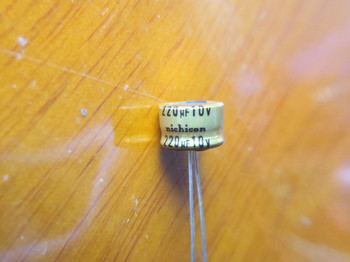 テストに使ったオーディオグレードの電解コンデンサ10V220マイクロファラッド