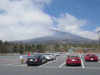 時々雲間から顔を出す富士山