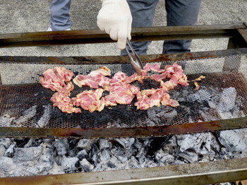  BBQでドンドン肉を焼く
