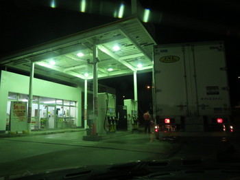 阿智PAで給油スタンドが空くのを待っているところ