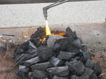 アセチレンバーナーで炭火を起こす