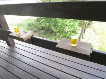 カルペデイムのテラスに出てビールを飲みながら湿原を眺める